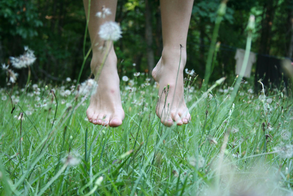picioare-goale-iarba-sfatulparintilor.ro-foter_com